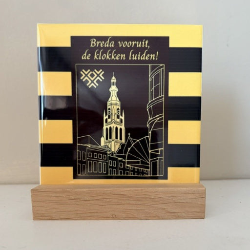 Tegeltje Breda vooruit, de klokken luiden 10x10 cm Handgemaakte Breda illustratie