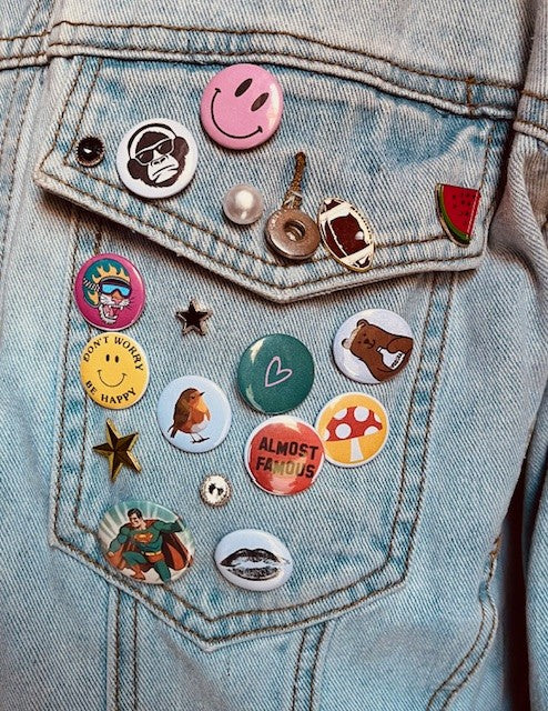 Hoe style je je outfit met broches, pins, buttons en emblemen? C'est La Vie The Label