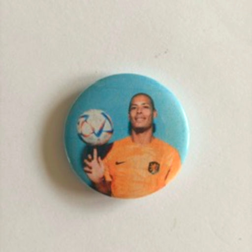 Button Virgil van Dijk met bal 32 mm