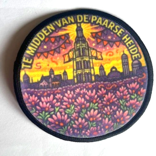 embleem te midden van de paarse heide