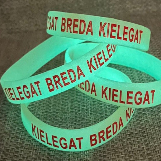 glow in the dark oranje rubberen polsbandje Kielegat