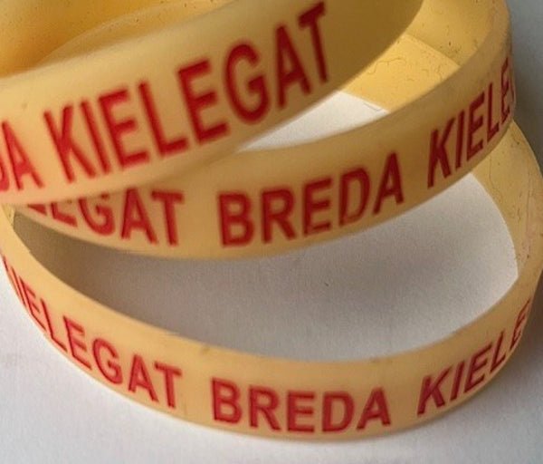 glow in the dark oranje rubberen polsbandje Kielegat
