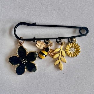 speld broche bij