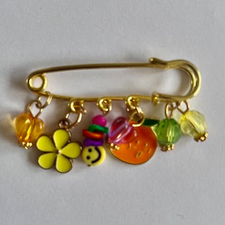 speld broche happy